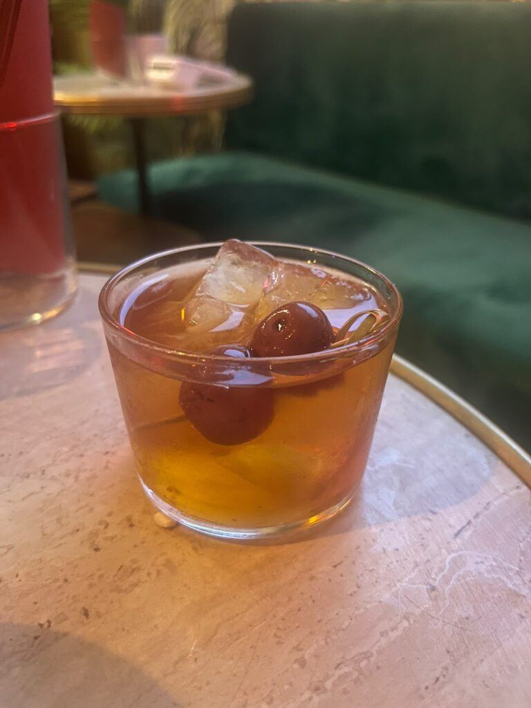 Cocktail façon old fashioned avec cerises au Lennon Bastille