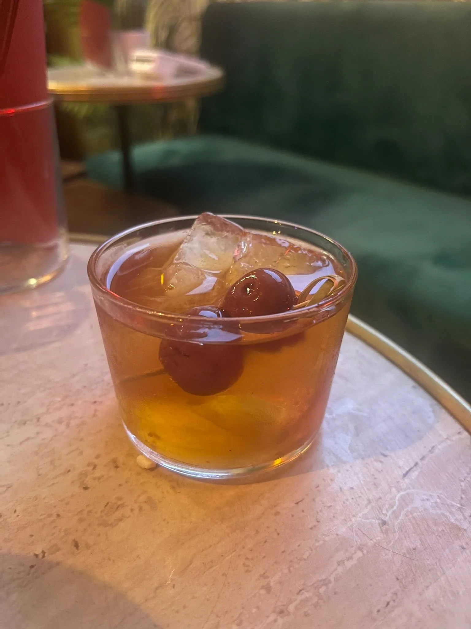 Cocktail façon old fashioned avec cerises au Lennon Bastille