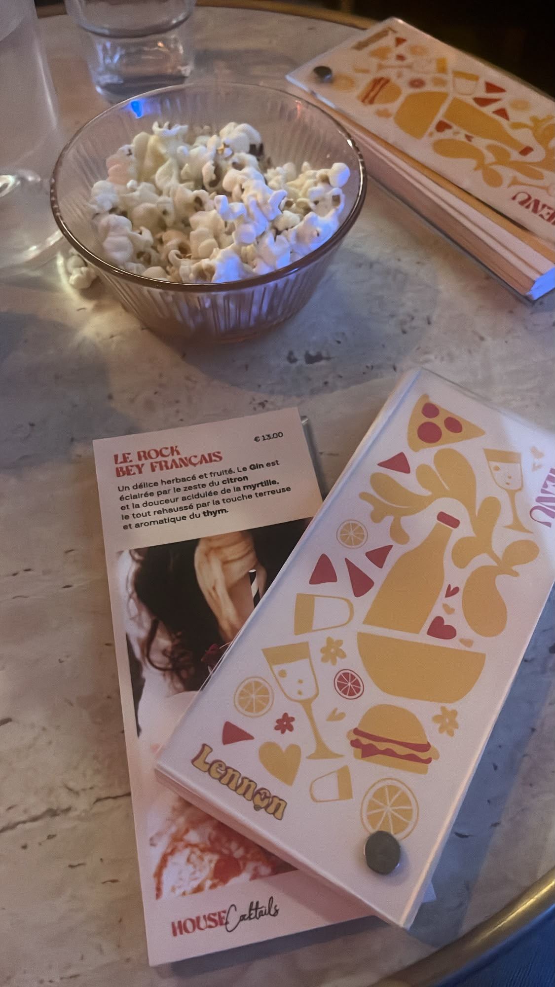 Carte de cocktails et bol de popcorn au Lennon Bastille