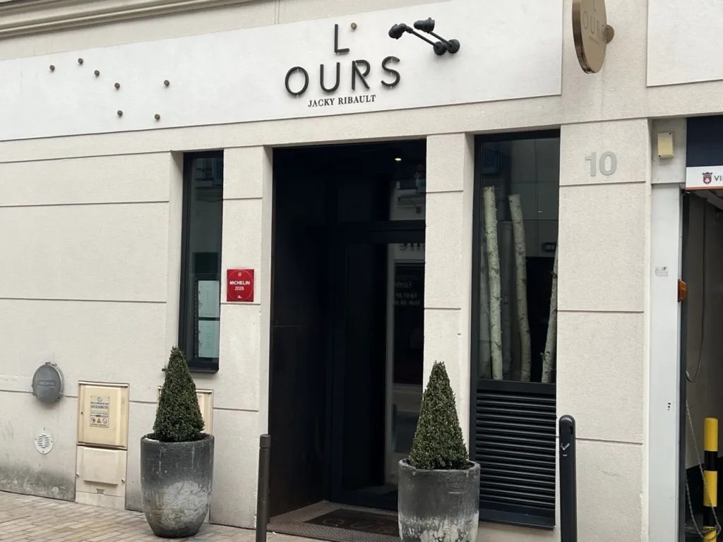 Façade du restaurant L’Ours, rue de l’Église à Vincennes