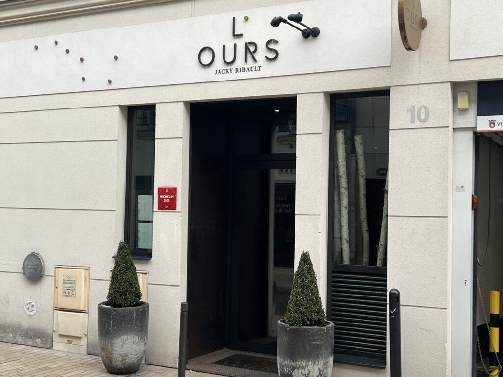 Façade du restaurant L’Ours, rue de l’Église à Vincennes