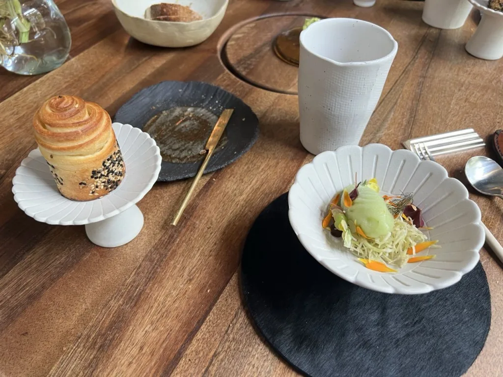 Brioche feuilletée aux deux sésames et émincé de chou pointu avec sorbet de tomate verte