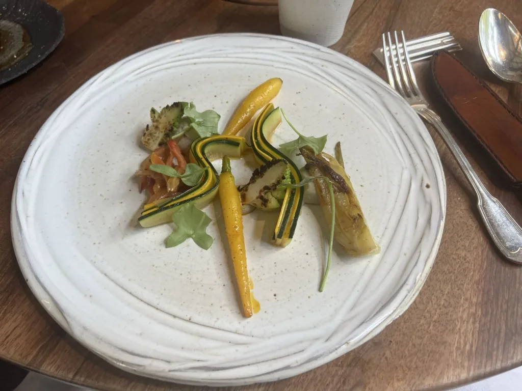 Déclinaison de légumes de saison : carottes, courgette en ruban, artichaut, fenouil