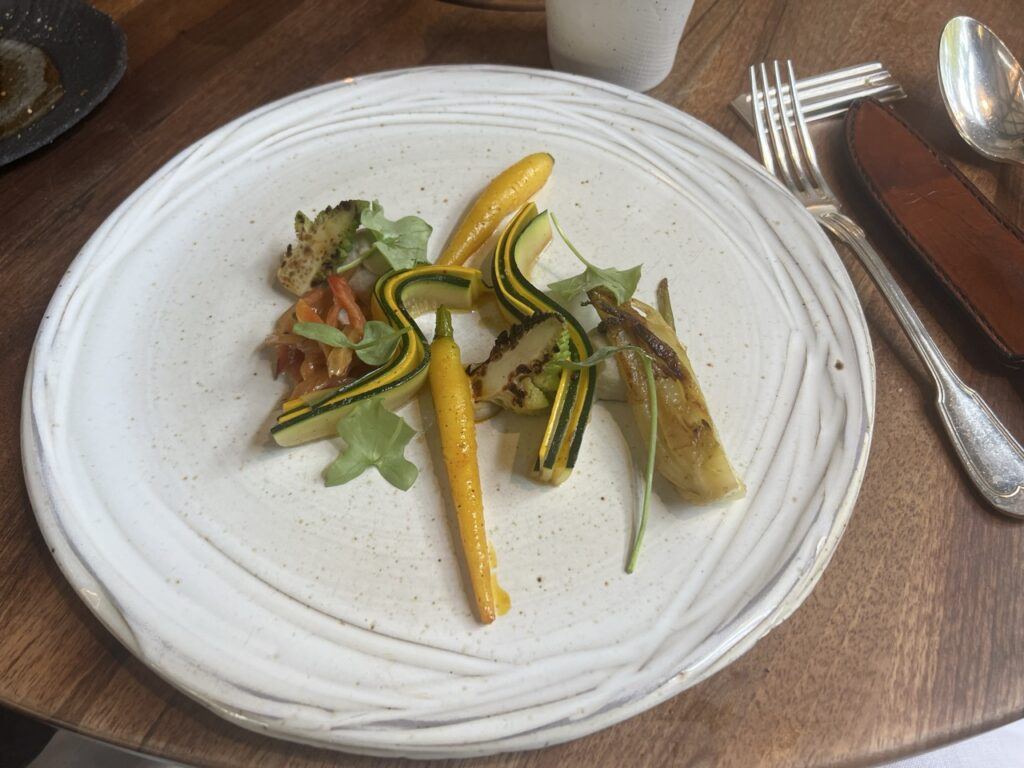 Déclinaison de légumes de saison : carottes, courgette en ruban, artichaut, fenouil