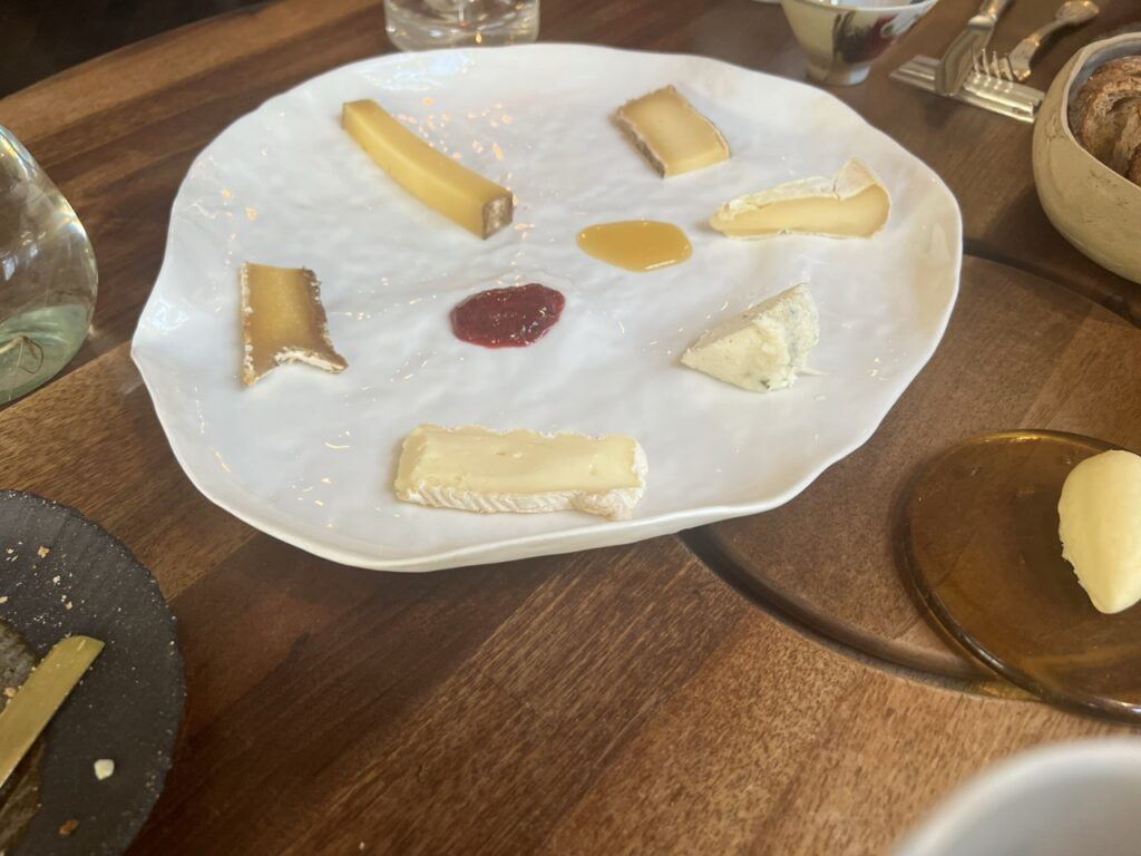 Assiette de fromages avec deux condiments