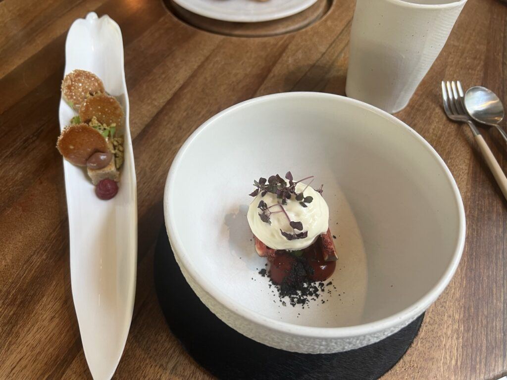 Desserts du restaurant L’Ours servis dans un bol blanc et une longue assiette