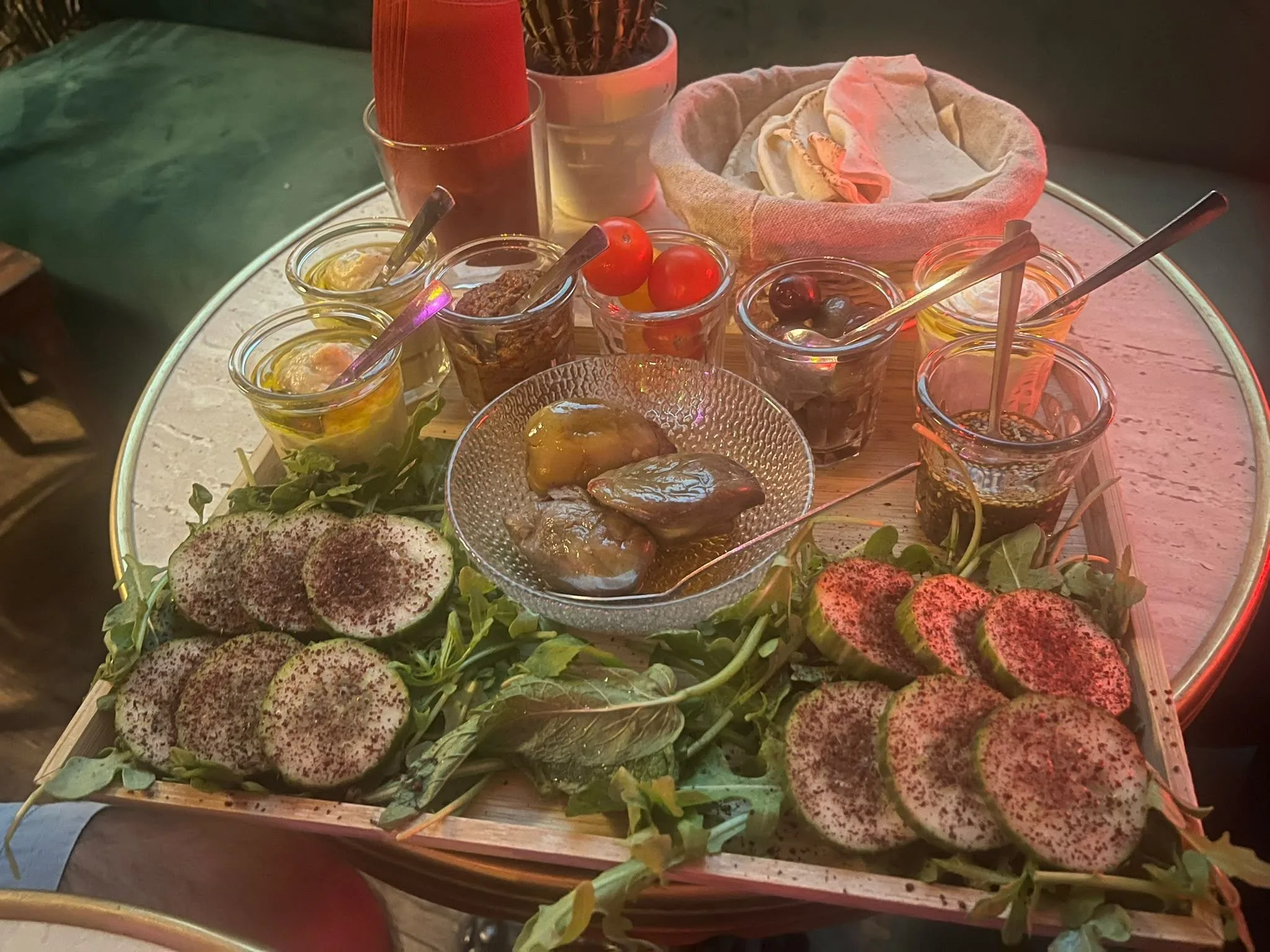 Plateau de mezze libanais au Lennon Bastille