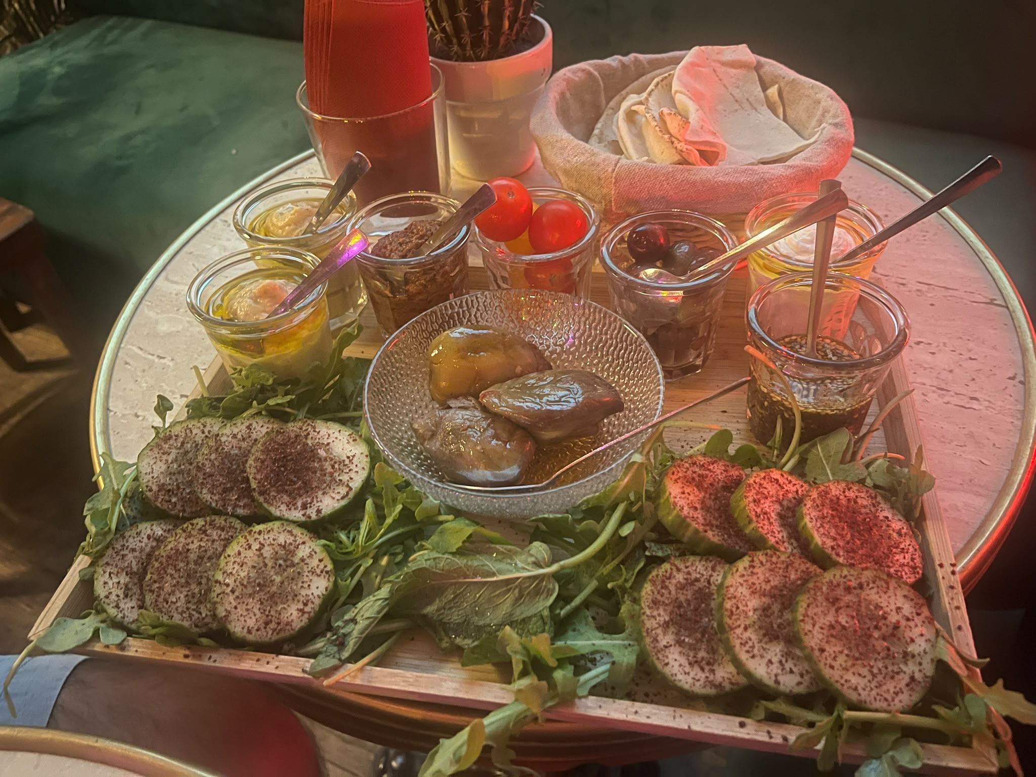 Plateau de mezze libanais au Lennon Bastille