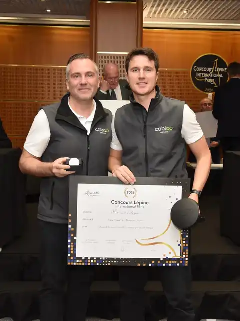 Steve Trecul et Alexandru Stroescu tiennent leur diplôme et leur médaille d’argent du Concours Lépine 2026