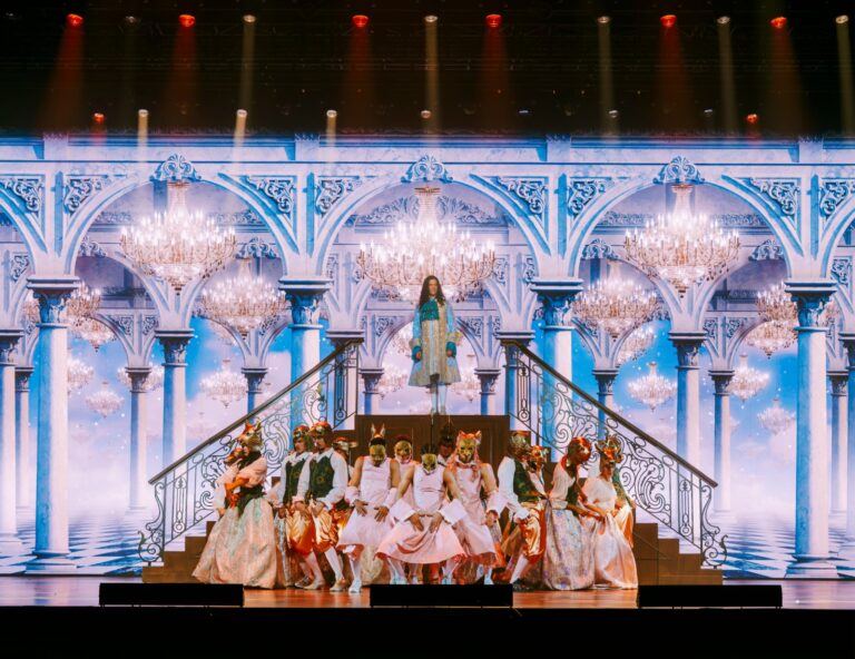 La troupe du Roi Soleil sur le grand escalier du décor du palais