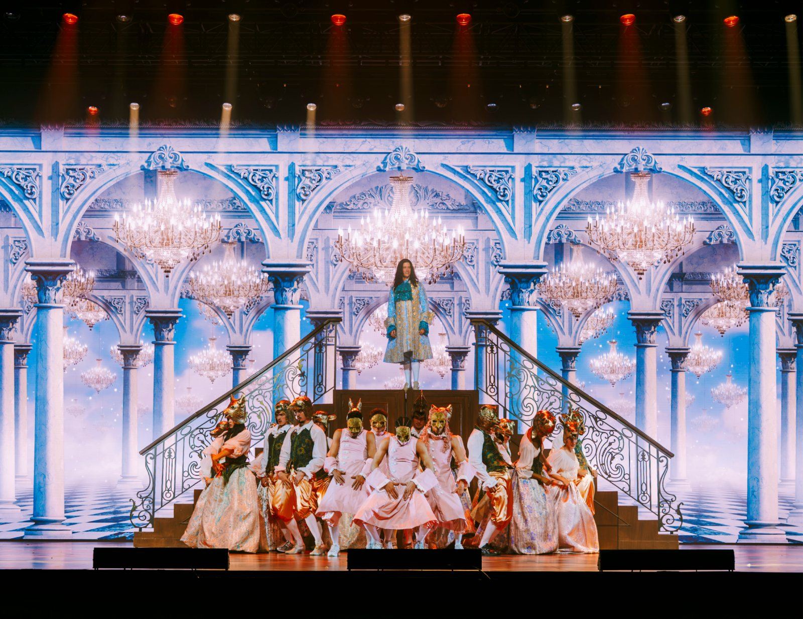 La troupe du Roi Soleil sur le grand escalier du décor du palais