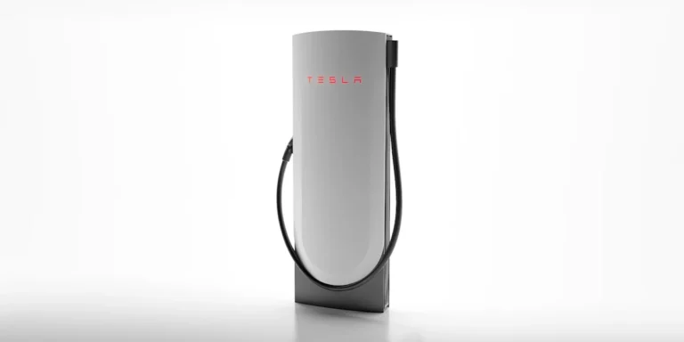 Une borne Mégachargeur Tesla pour poids lourds