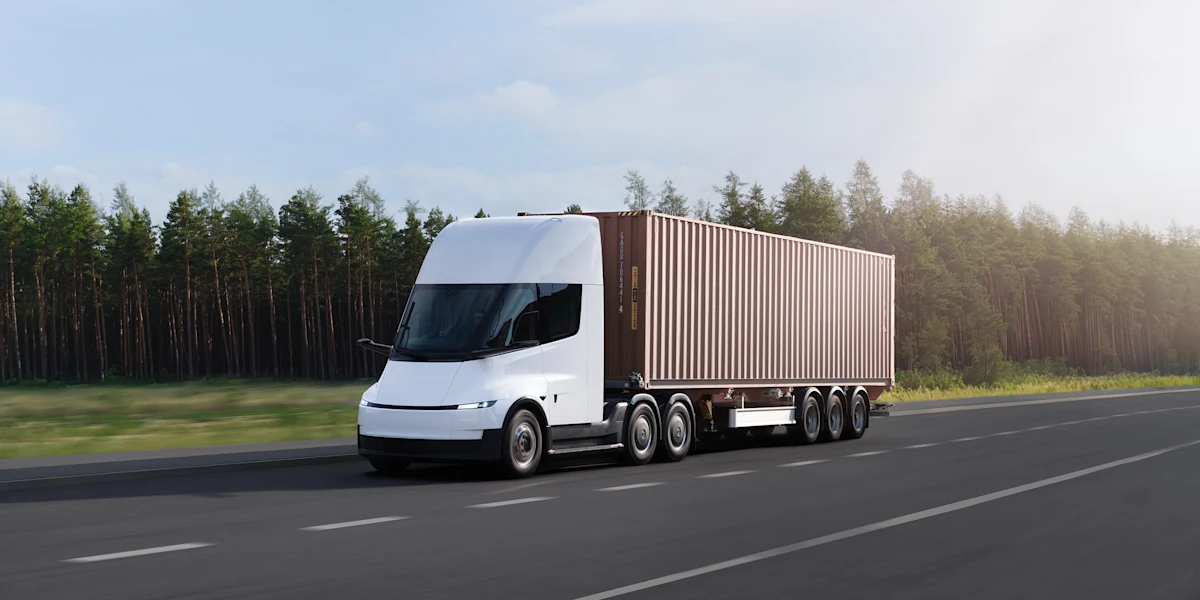 Un Tesla Semi roulant sur une route avec un conteneur