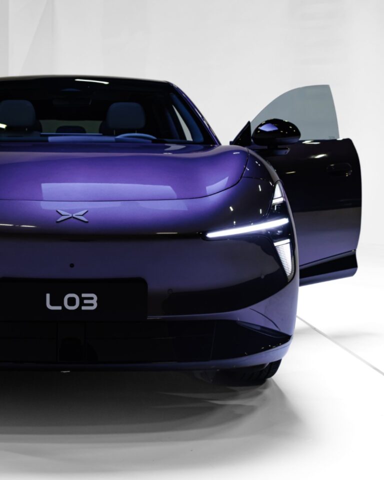 Le SUV coupé électrique Xpeng L03 vu de face en studio