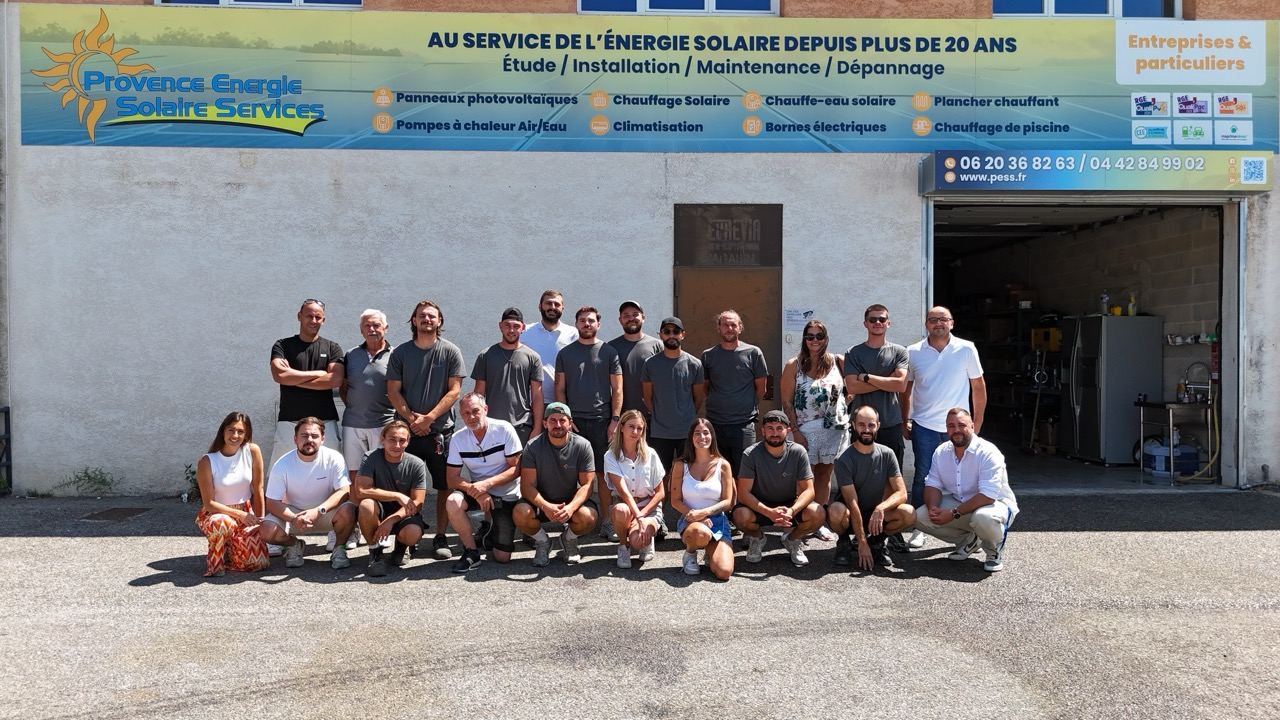 Devant le siège de Provence Énergie Solaire Services, à La Ciotat, sous l’enseigne de l’entreprise