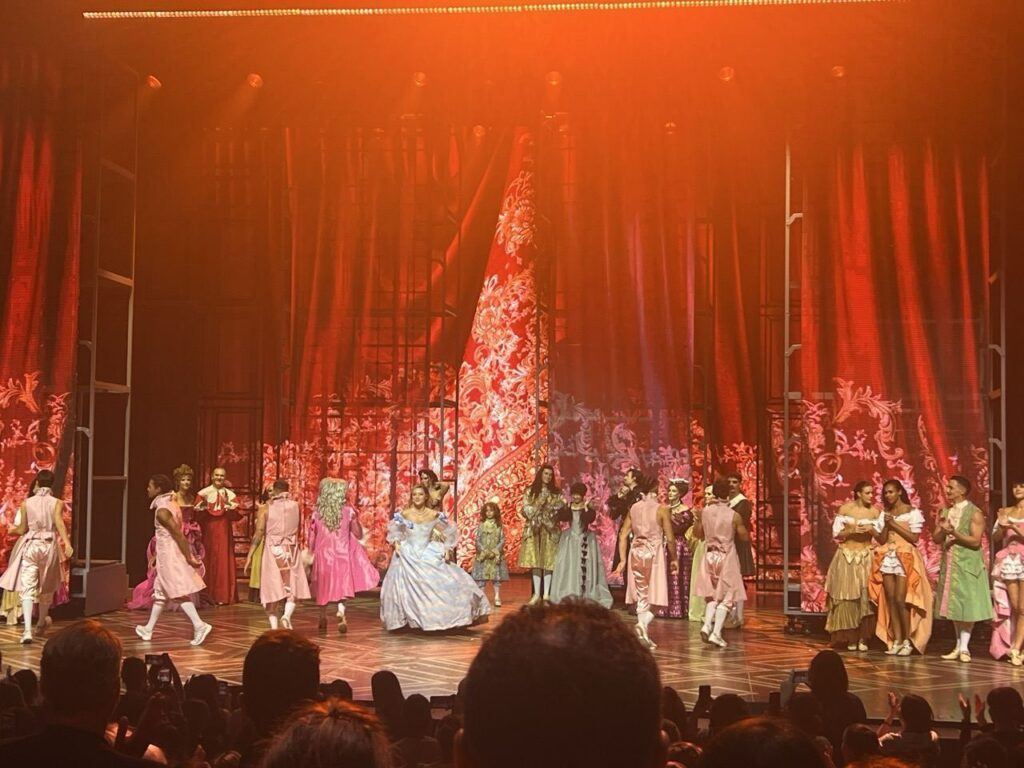 Le salut final de la troupe du Roi Soleil sur la scène du Dôme de Paris