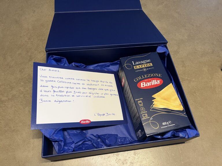 Le coffret Barilla Collezione ouvert, avec les lasagnes et un mot manuscrit