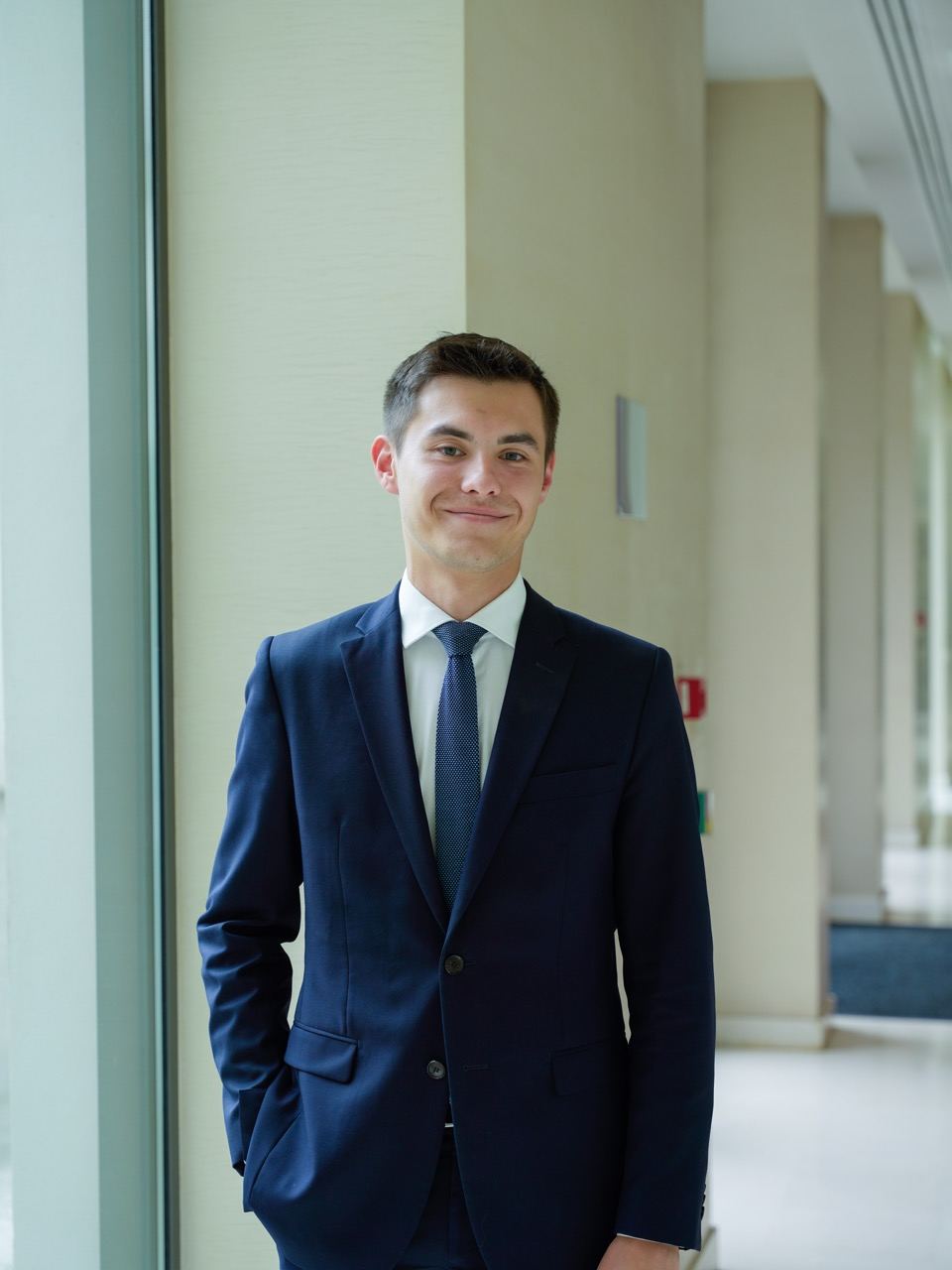 Portrait de Romain Chantemargue, fondateur de MyCharge, en costume dans un couloir