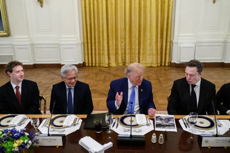 Donald Trump à table entre Elon Musk et des dirigeants de la tech, lors du déjeuner sur la superintelligence à la Maison-Blanche, le 29 septembre 2026