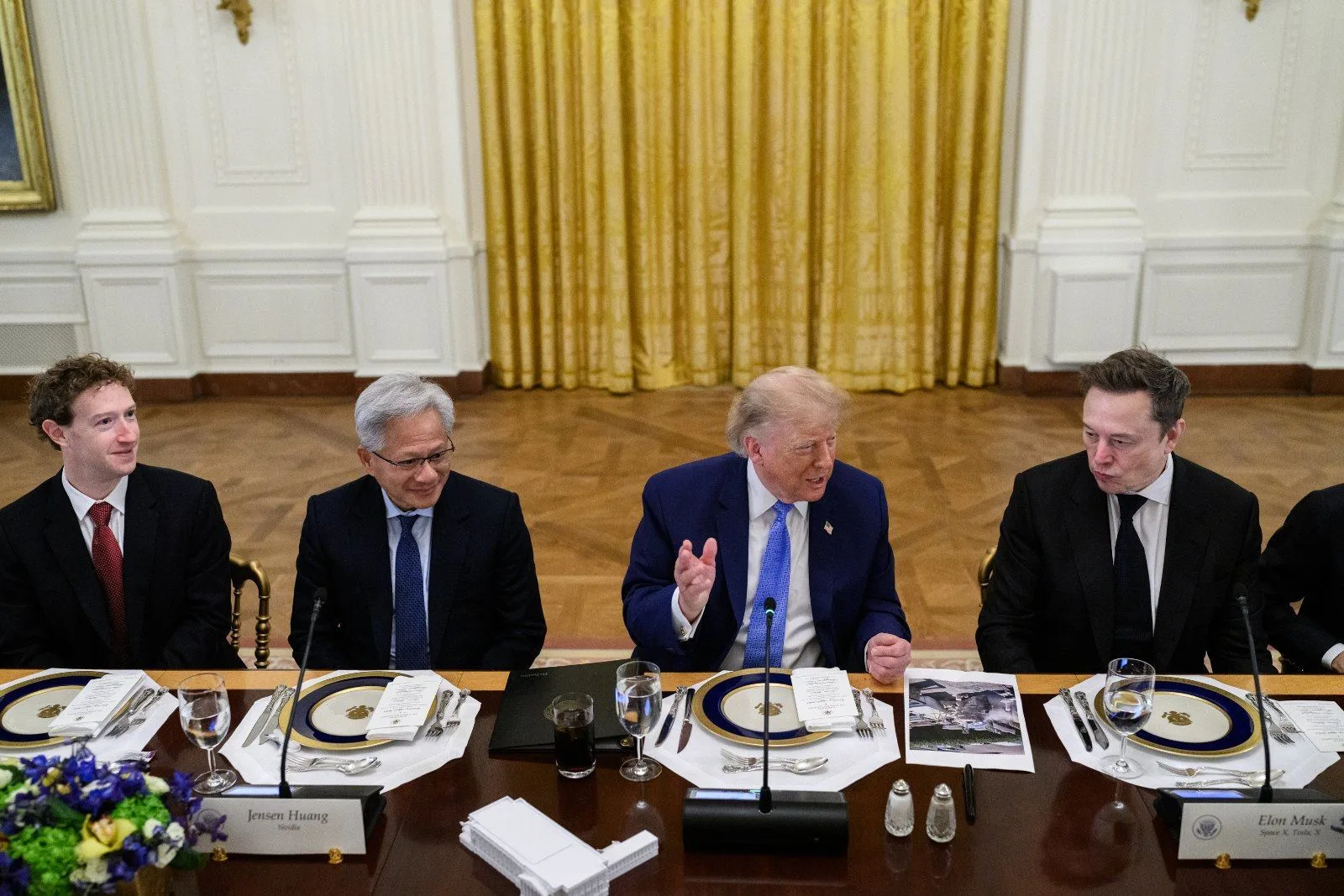 Donald Trump à table entre Elon Musk et des dirigeants de la tech, lors du déjeuner sur la superintelligence à la Maison-Blanche, le 29 septembre 2026