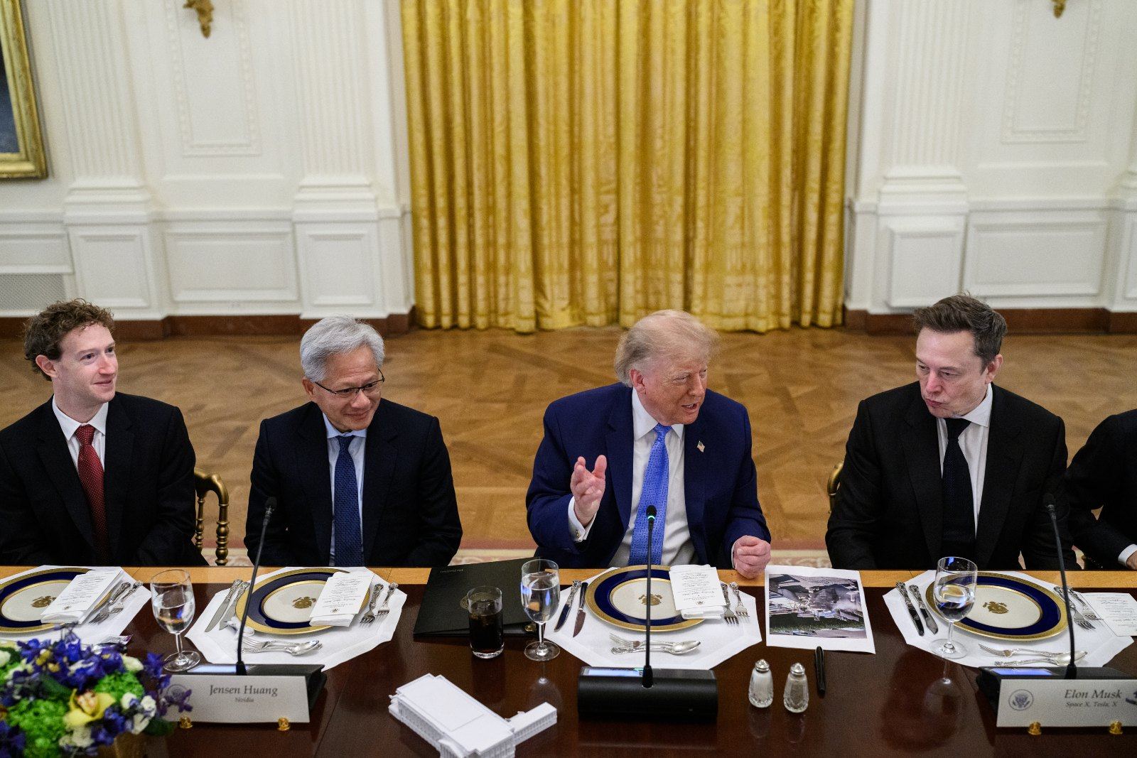 Donald Trump à table entre Elon Musk et des dirigeants de la tech, lors du déjeuner sur la superintelligence à la Maison-Blanche, le 29 septembre 2026