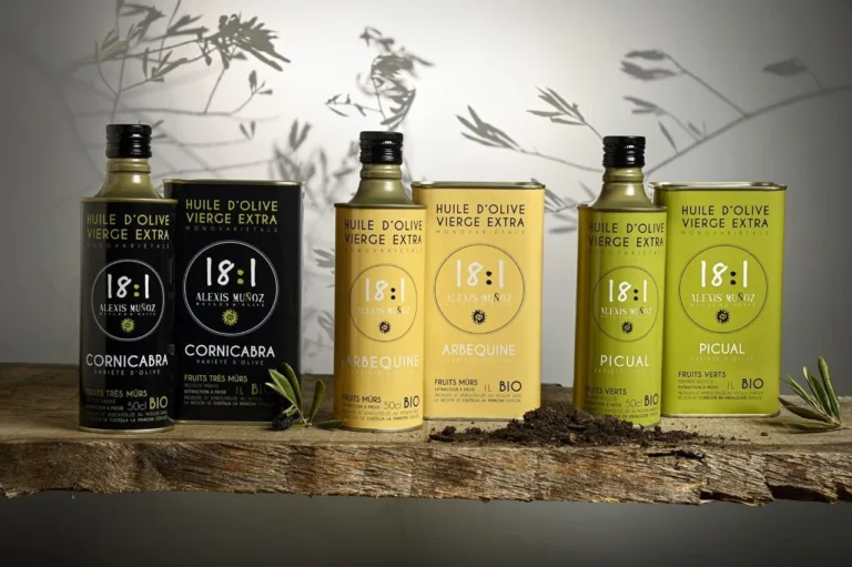 Les trois huiles d'olive vierge extra bio 18:1 d'Alexis Muñoz, Cornicabra, Arbequine et Picual, en bouteilles et en boîtes