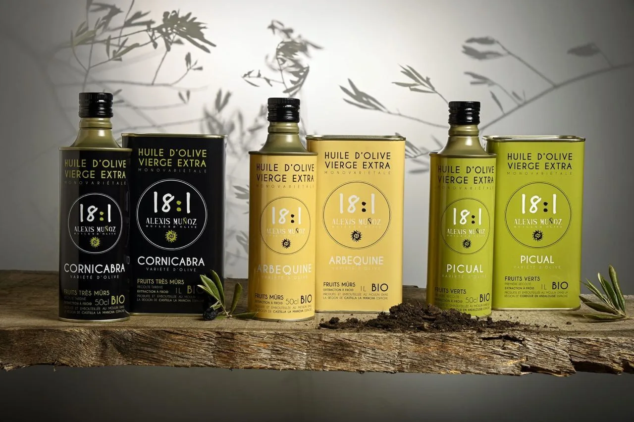 Les trois huiles d'olive vierge extra bio 18:1 d'Alexis Muñoz, Cornicabra, Arbequine et Picual, en bouteilles et en boîtes