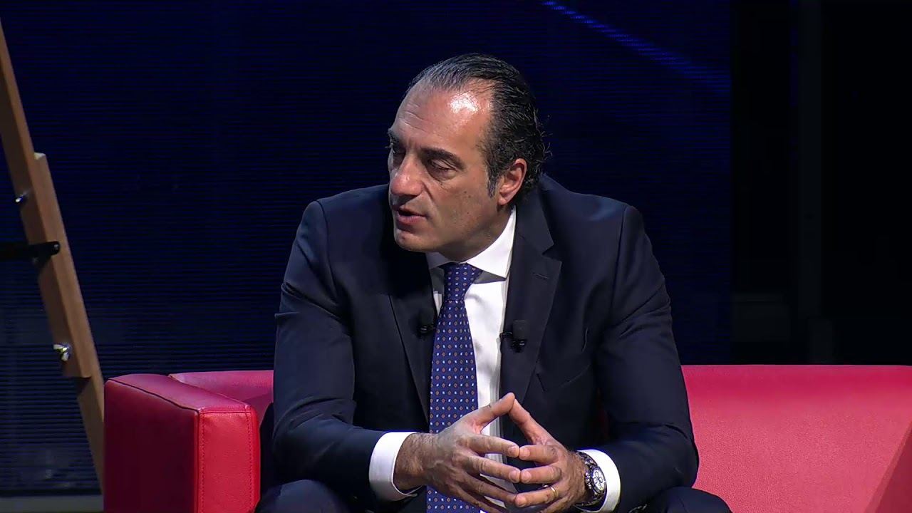 Antonio Filosa, directeur général de Stellantis, assis sur un fauteuil rouge sur la scène du Paris Automotive Summit 2026