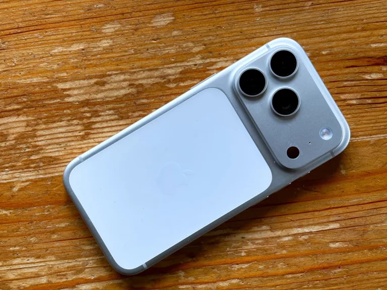 Un iPhone 17 Pro blanc posé sur une table en bois