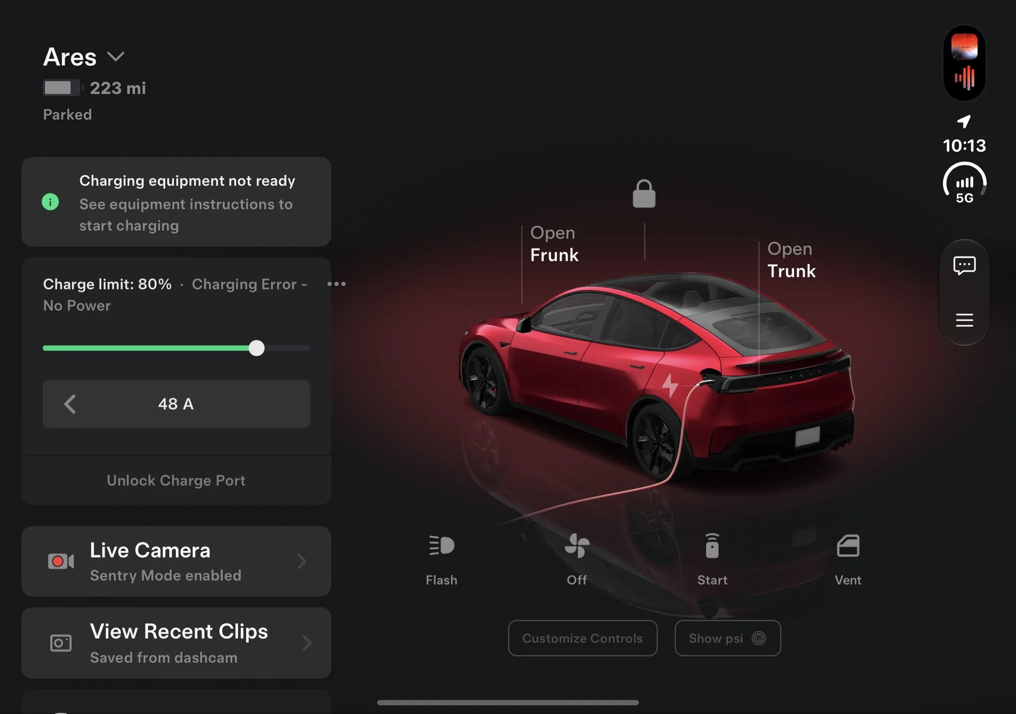 L'application Tesla sur l'écran déplié de l'iPhone Duo, commandes à gauche et voiture au centre