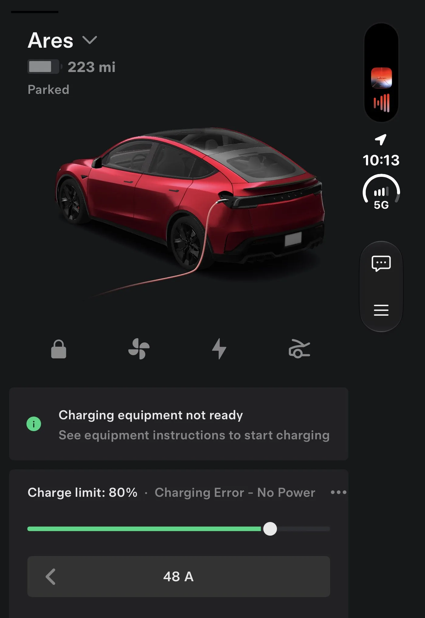 L'application Tesla sur l'écran extérieur de l'iPhone Duo plié