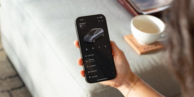 L’application Tesla sur un téléphone, avec ses menus Commandes, Climatisation, Localisation et Sécurité