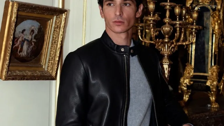 Le Blouson Minimaliste d'Atelier Bertrand en cuir noir, porté avec un pull gris