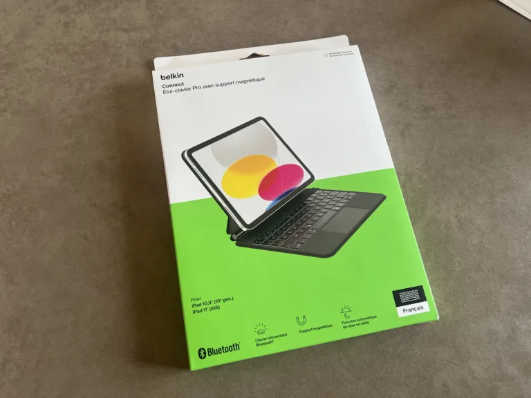 La boîte de l'étui-clavier Belkin Connect Pro avec support magnétique pour iPad