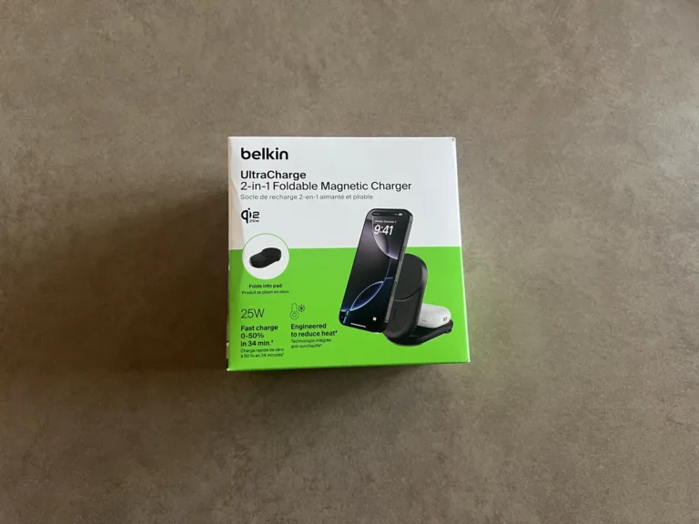 La boîte du socle de recharge 2 en 1 aimanté et pliable Belkin UltraCharge
