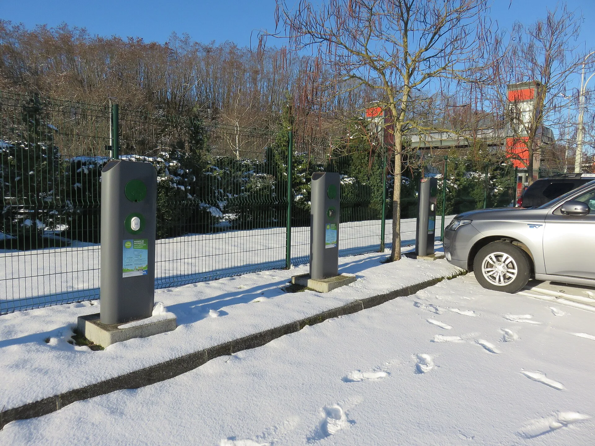 Bornes de recharge publiques sur le parking de la gare d'Amplepuis, dans le Rhône