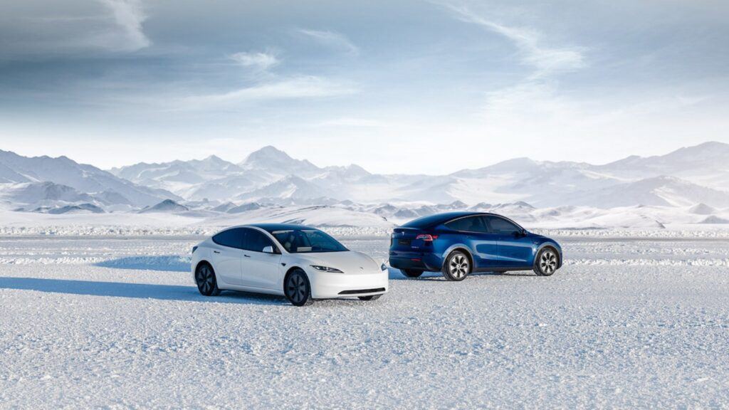 Tesla roulant sur une route enneigée en hiver