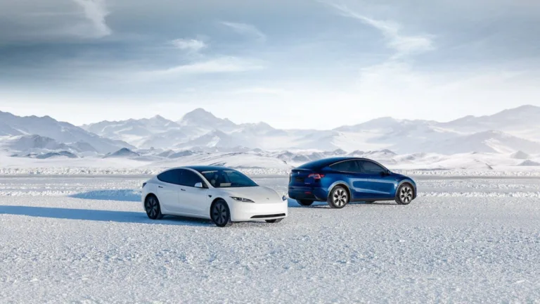Tesla roulant sur une route enneigée en hiver
