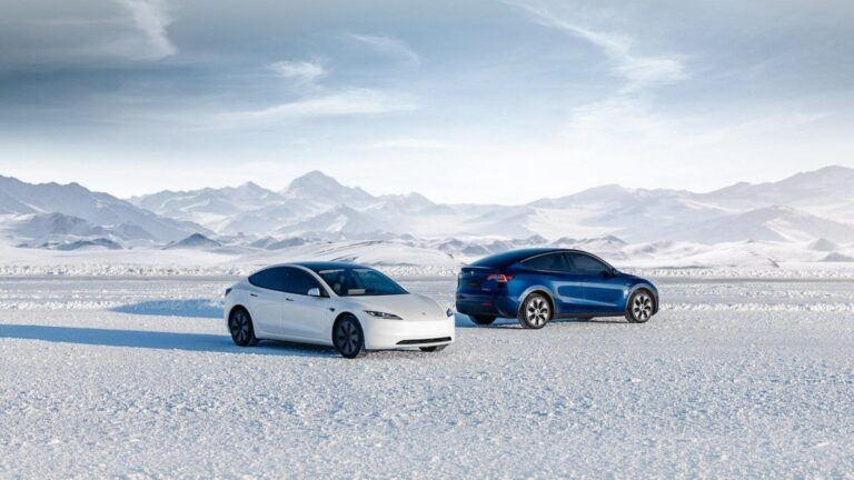 Tesla roulant sur une route enneigée en hiver