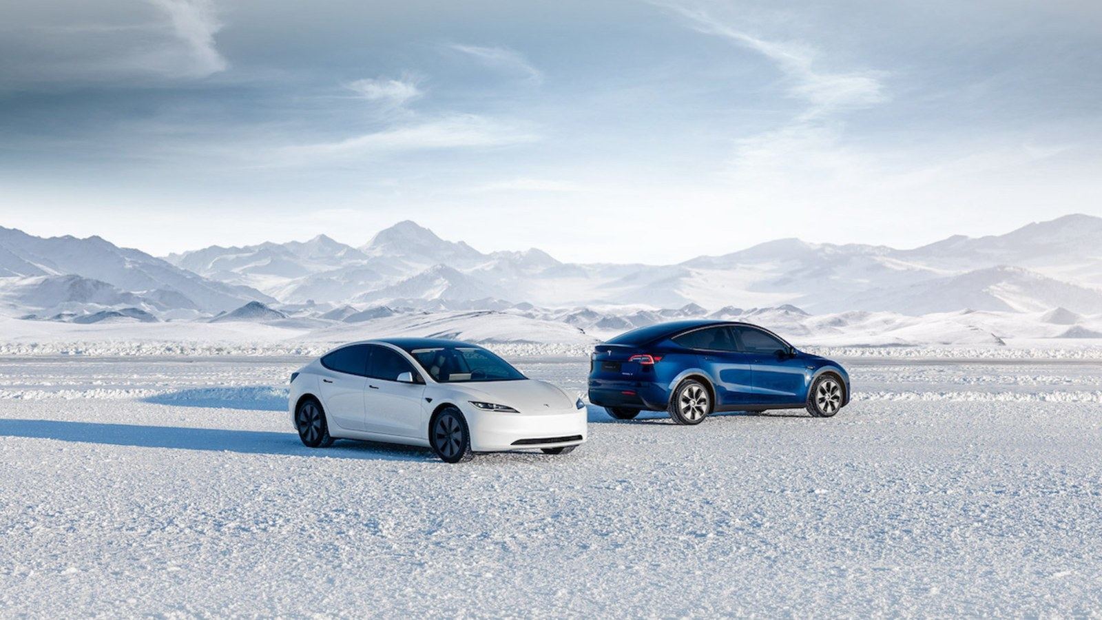 Tesla roulant sur une route enneigée en hiver