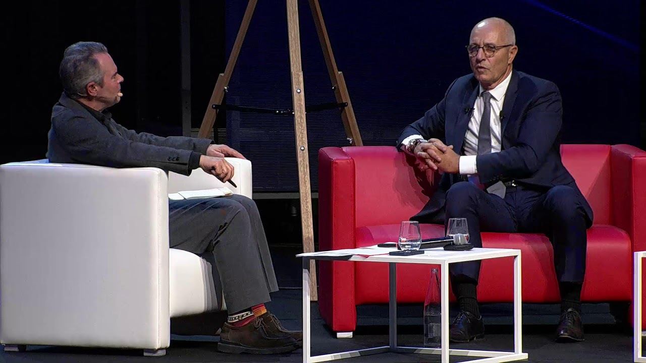 Christophe Périllat, directeur général de Valeo, interrogé par David Barroux sur la scène du Paris Automotive Summit 2026