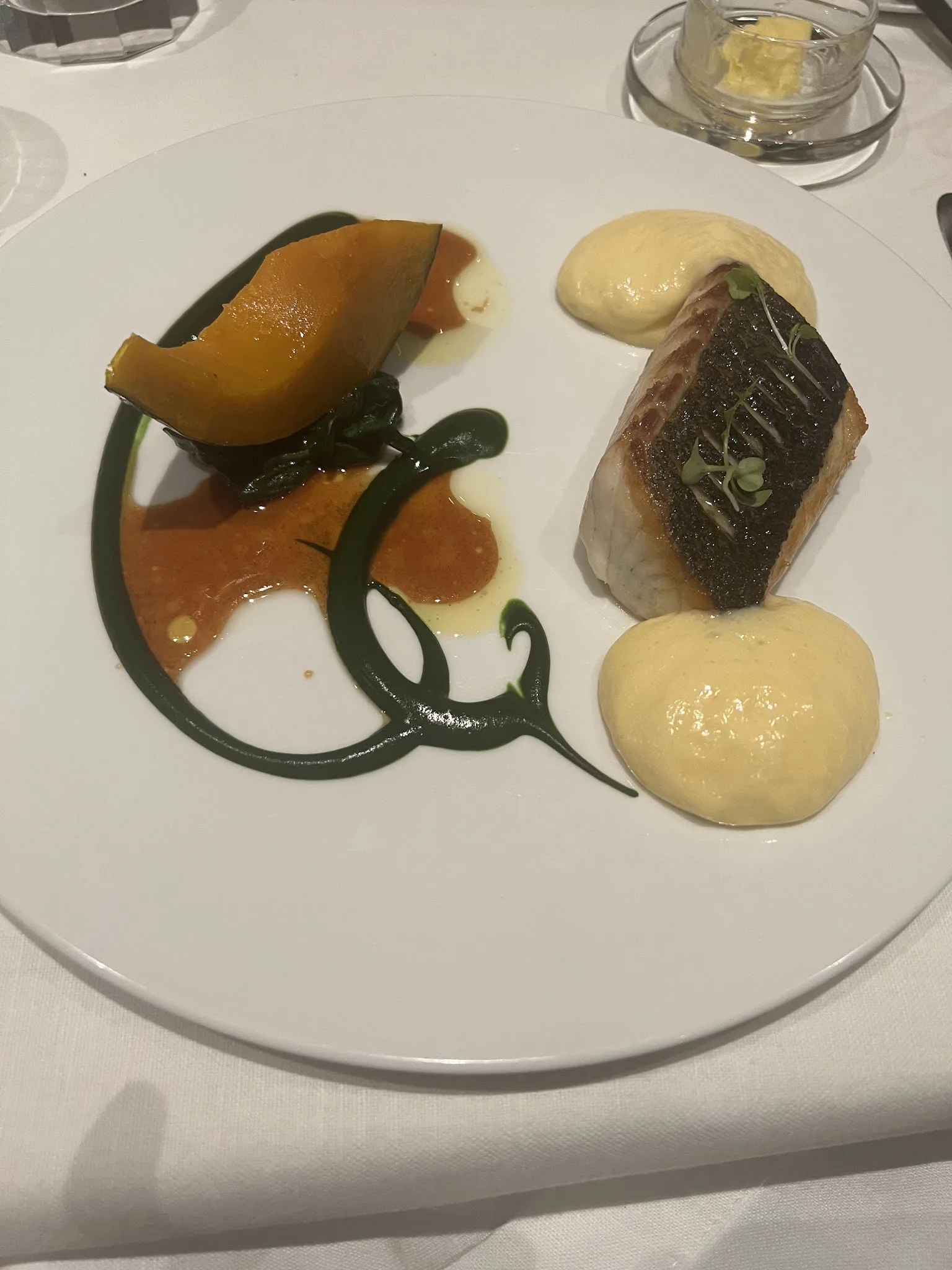 Un poisson rôti, courge et sauce verte, chez Comice