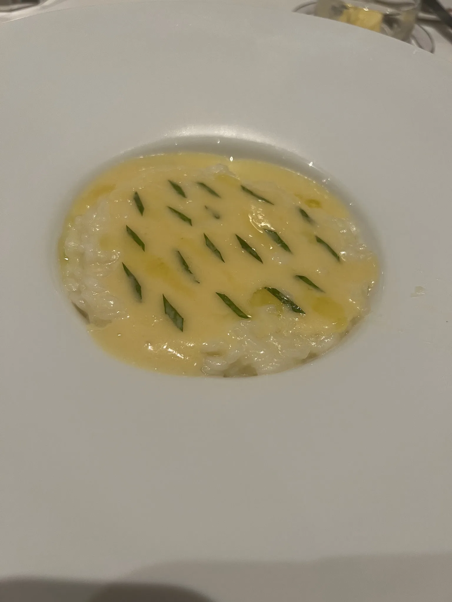 Un plat crémeux aux herbes, servi chez Comice