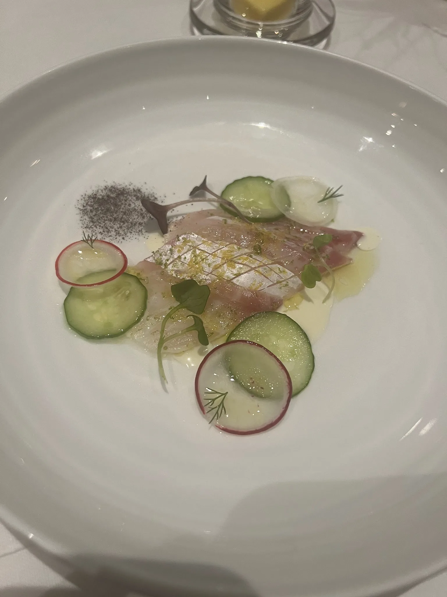 Un poisson cru, concombre et radis, servi chez Comice