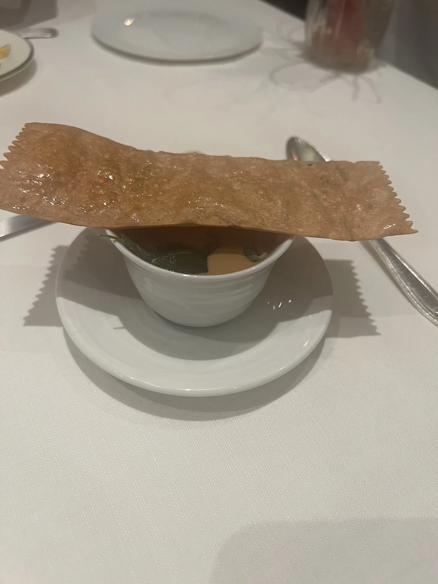 Un bouillon servi avec une tuile croustillante, chez Comice