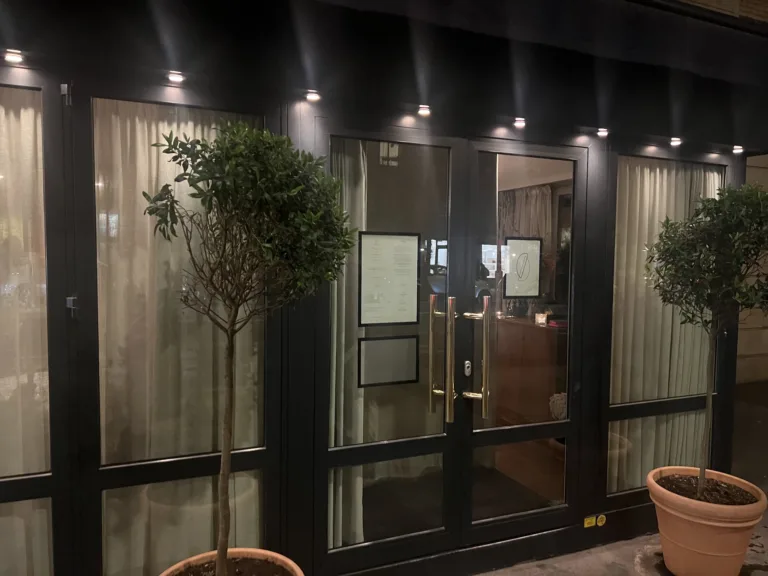 La devanture de Comice, 31 avenue de Versailles à Paris, le soir