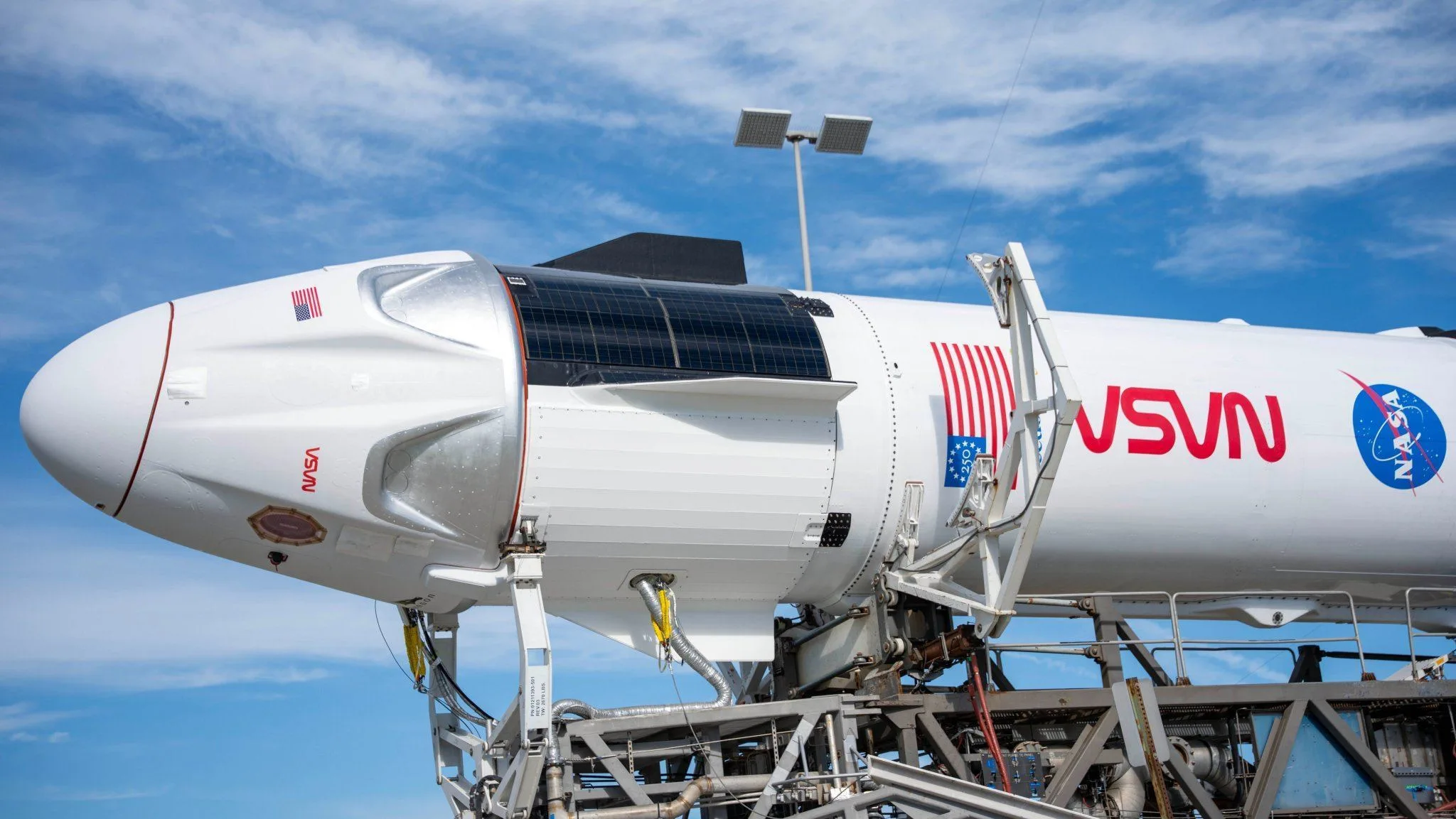 Capsule Dragon Grace de la mission Crew-13 au sommet du Falcon 9, pas de tir 40 en Floride