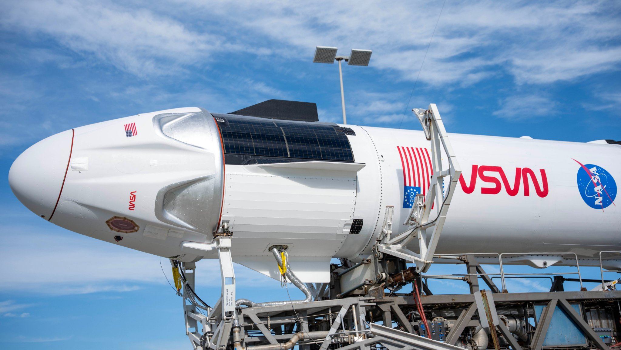 Capsule Dragon Grace de la mission Crew-13 au sommet du Falcon 9, pas de tir 40 en Floride