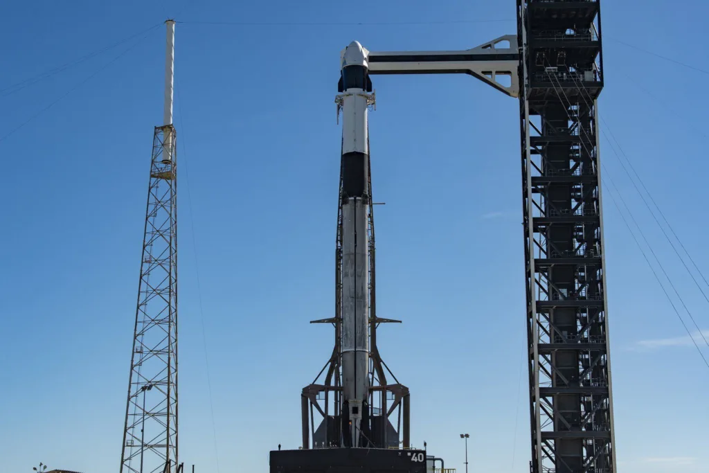 Le Falcon 9 et le Dragon de Crew-13 dressés sur le pas de tir 40 de Cap Canaveral