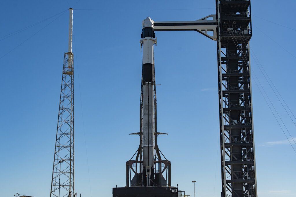 Le Falcon 9 et le Dragon de Crew-13 dressés sur le pas de tir 40 de Cap Canaveral